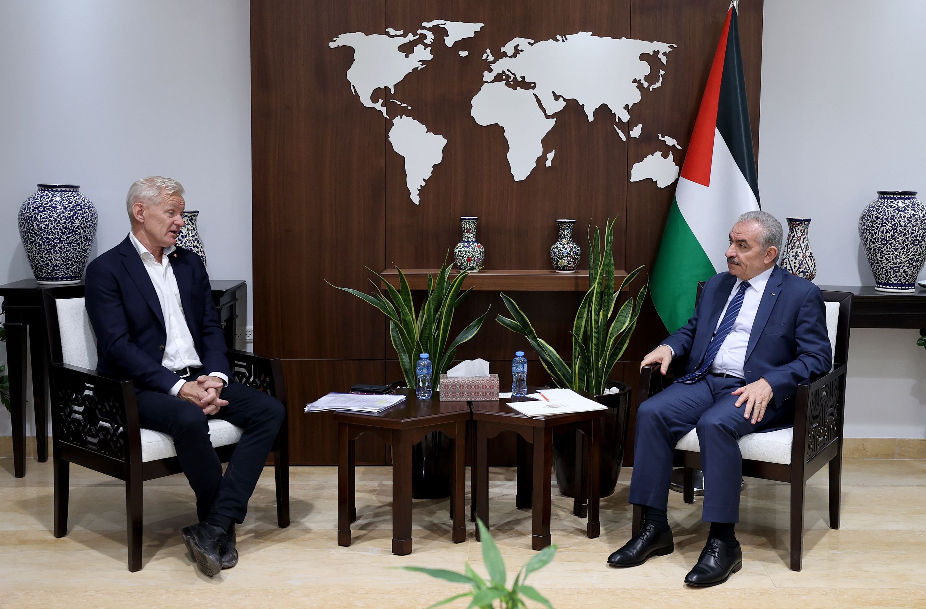 رئيس الوزراء خلال لقائه الأمين العام لمجلس اللاجئين النرويجي